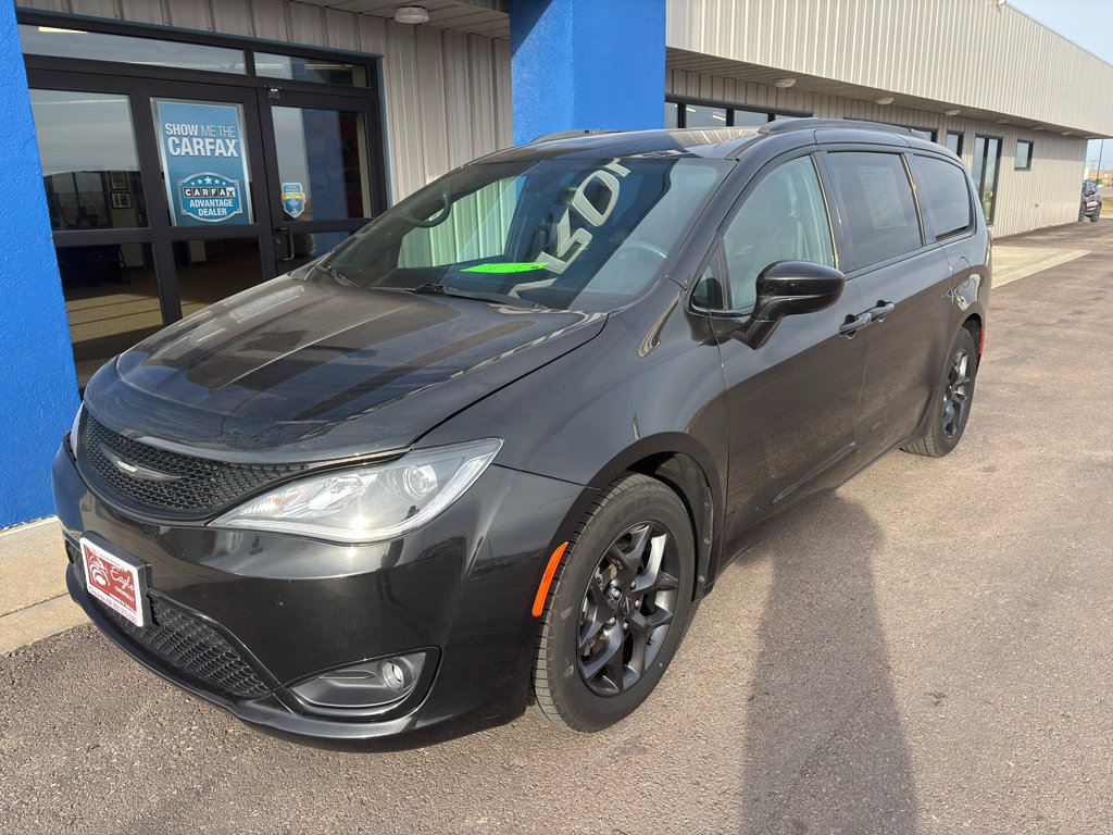Used 2018 Chrysler Pacifica Touring-L w/ Premium Audio Group image 2