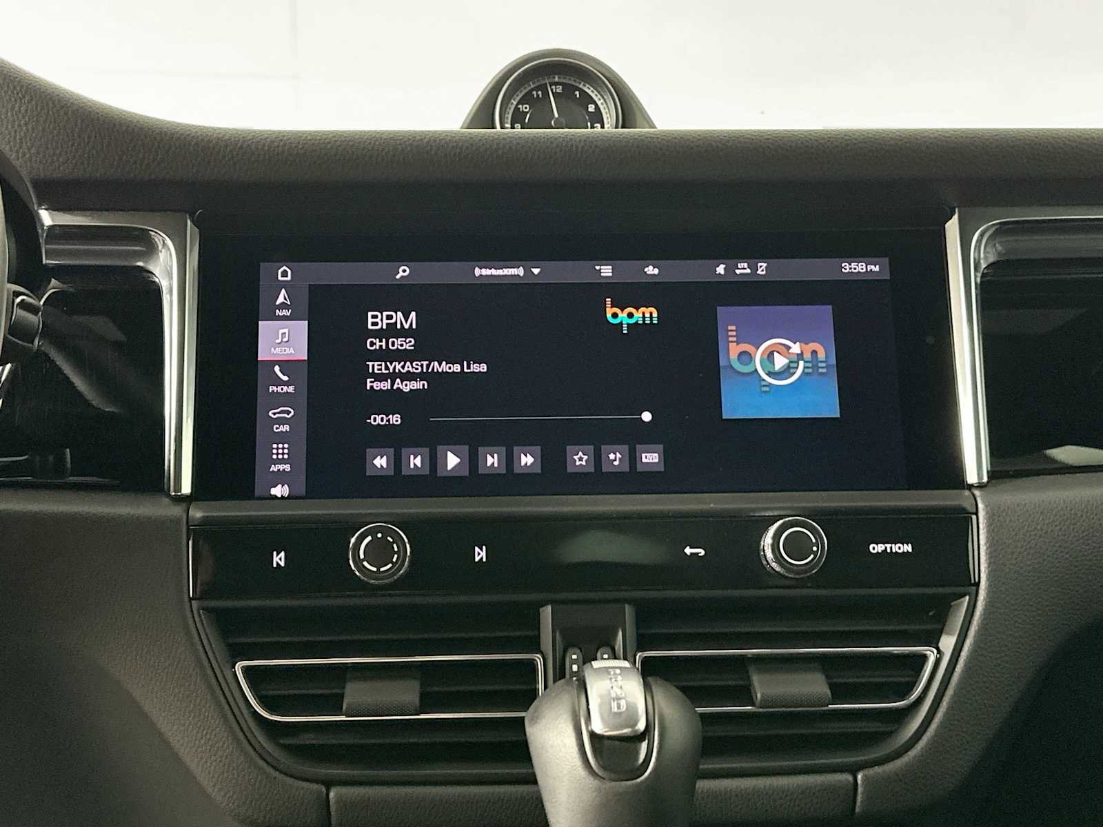 Certified 2025 Porsche Macan image 14