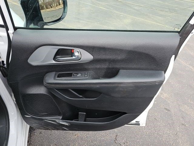 Used 2025 Chrysler Pacifica Limited image 15