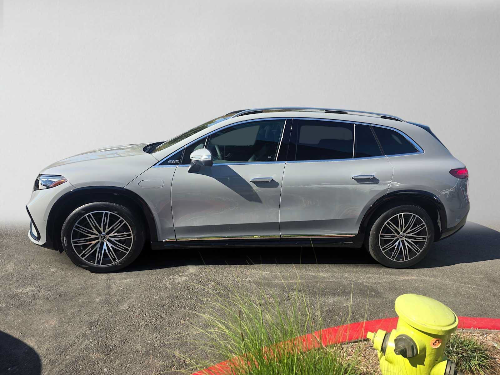 New 2027 Mercedes-Benz EQS 400 4MATIC SUV image 6