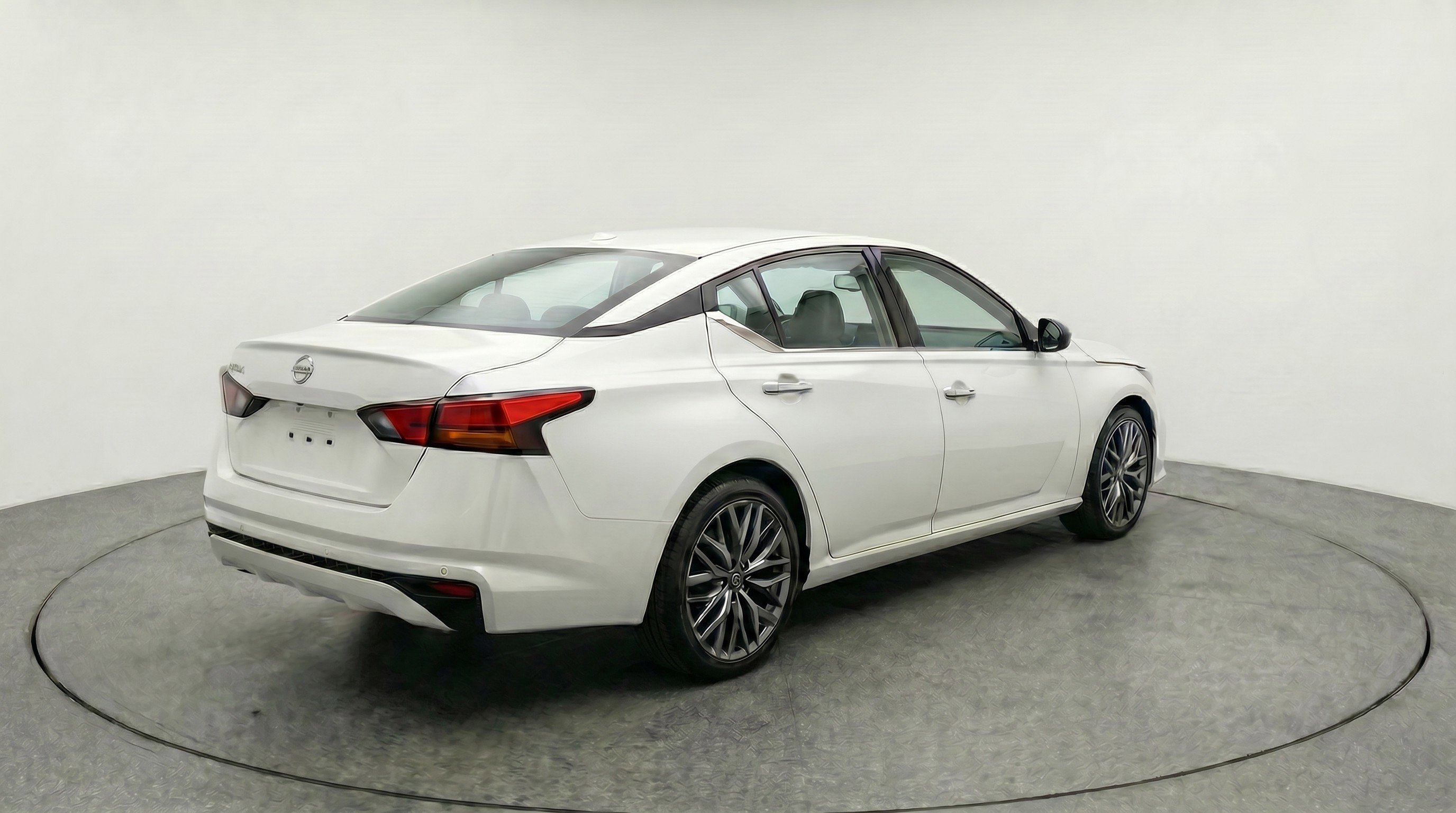 Used 2025 Nissan Altima 2.5 SV FWD image 9
