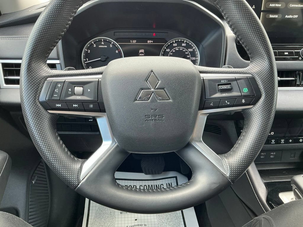 Used 2025 Mitsubishi Outlander AWD image 39