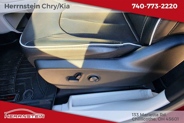 Used 2023 Chrysler Pacifica Limited FWD image 17