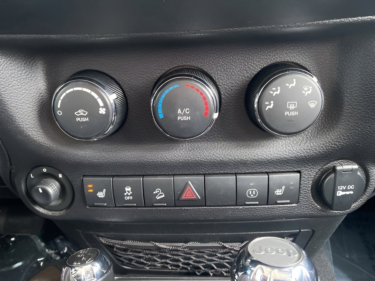 Used 2017 Jeep Wrangler Unlimited Rubicon w/ Connectivity Group image 16