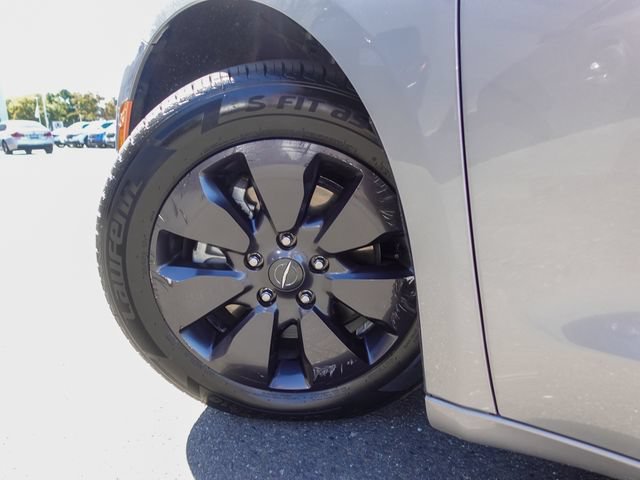 Used 2020 Chrysler Pacifica Limited w/ S Appearance Package FWD image 10