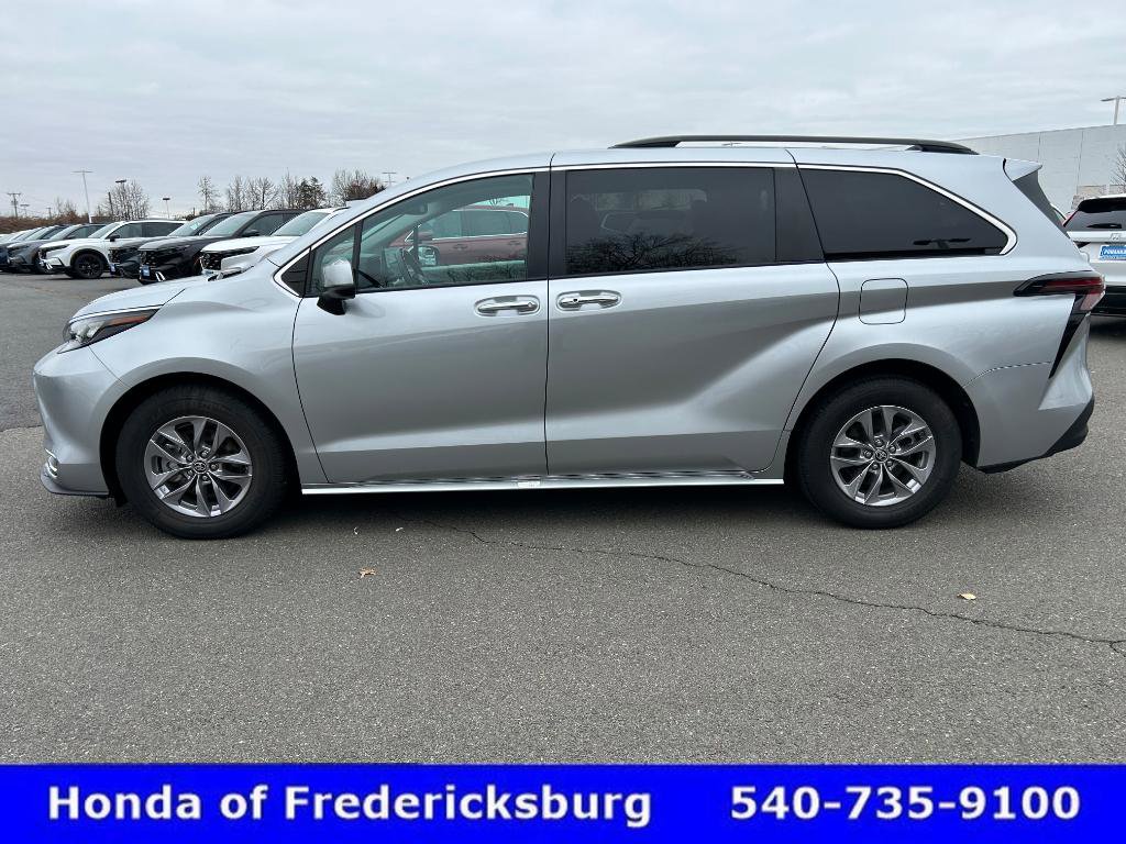 Used 2024 Toyota Sienna XLE image 3