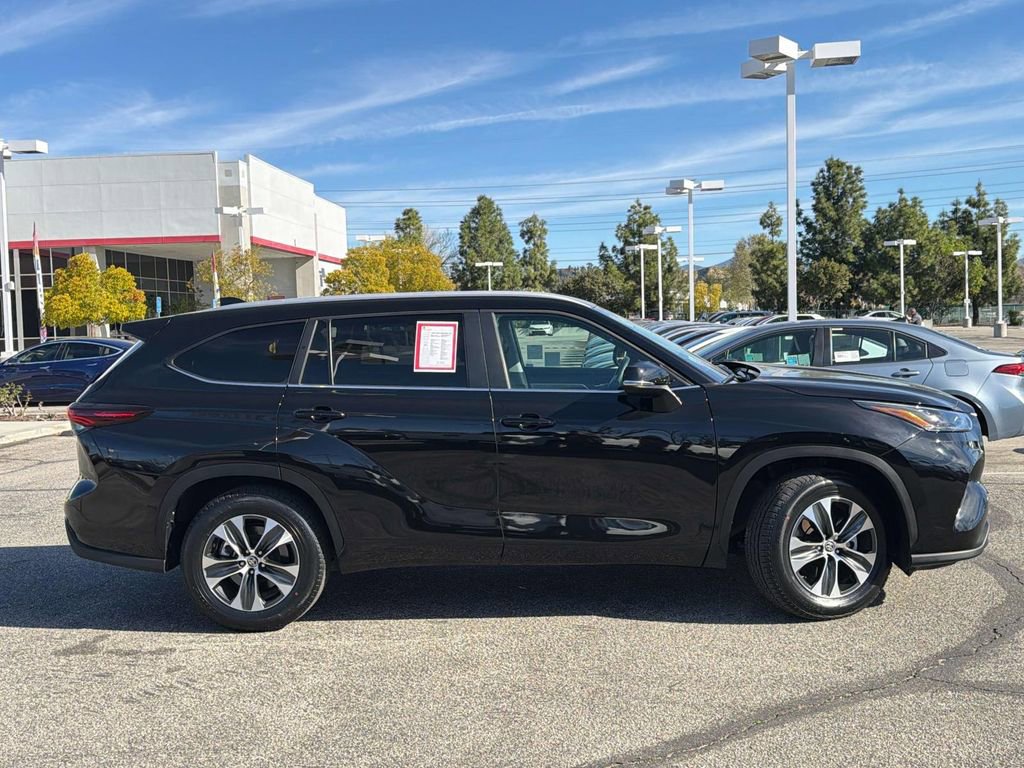 Certified 2025 Toyota Highlander XLE image 3