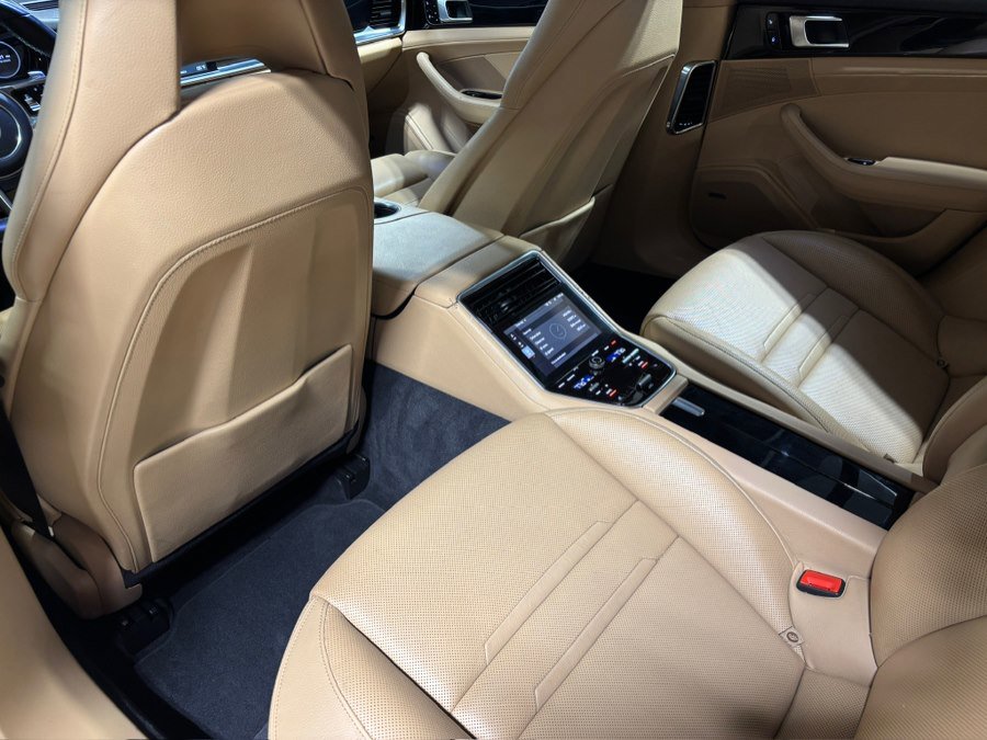 Used 2018 Porsche Panamera 4 image 28
