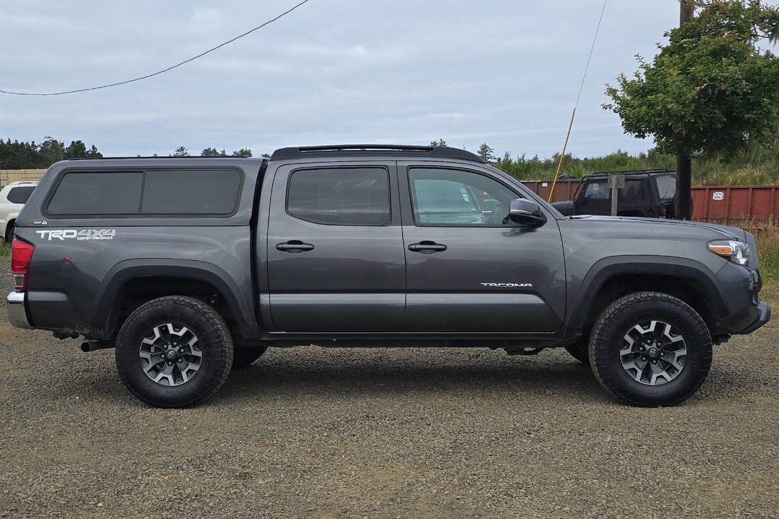 Used 2017 Toyota Tacoma TRD Off-Road w/ Tow Package (A/T) AWD/4WD image 3