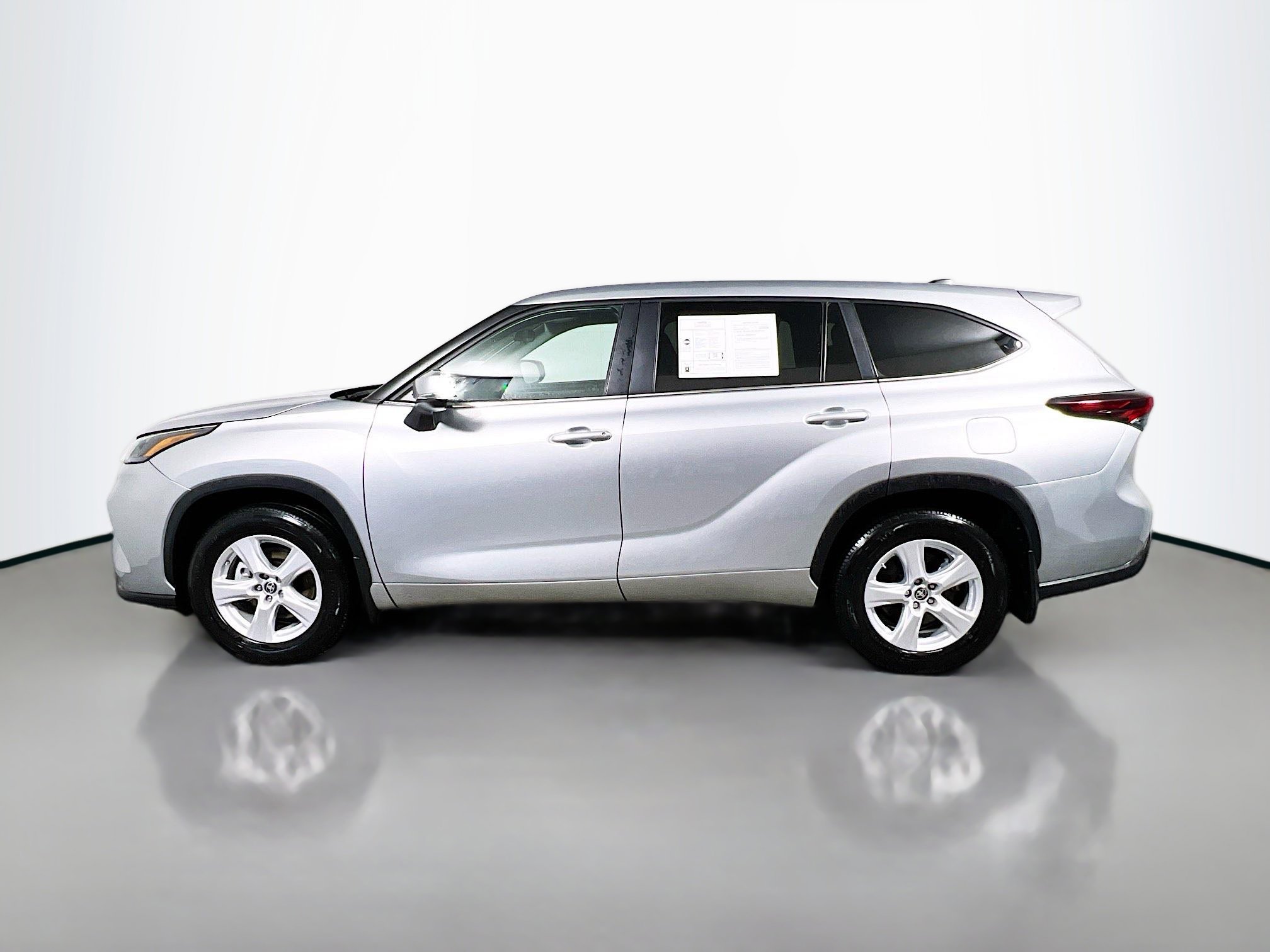 Used 2024 Toyota Highlander LE AWD/4WD image 9