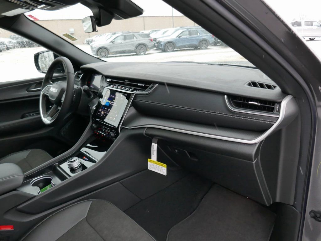 New 2025 Jeep Grand Cherokee Altitude image 10