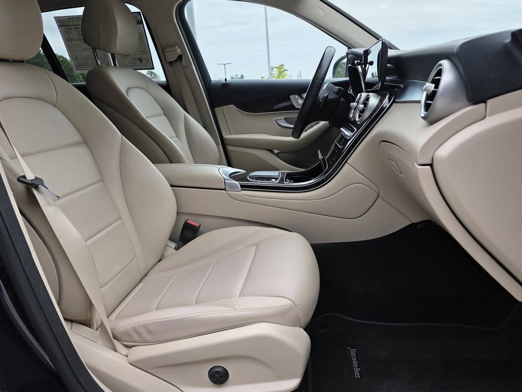 Used 2022 Mercedes-Benz GLC 300 w/ Premium Package Lite image 23