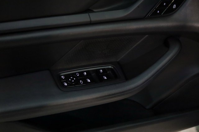 Used 2021 Porsche Taycan 4S w/ Premium Package image 17