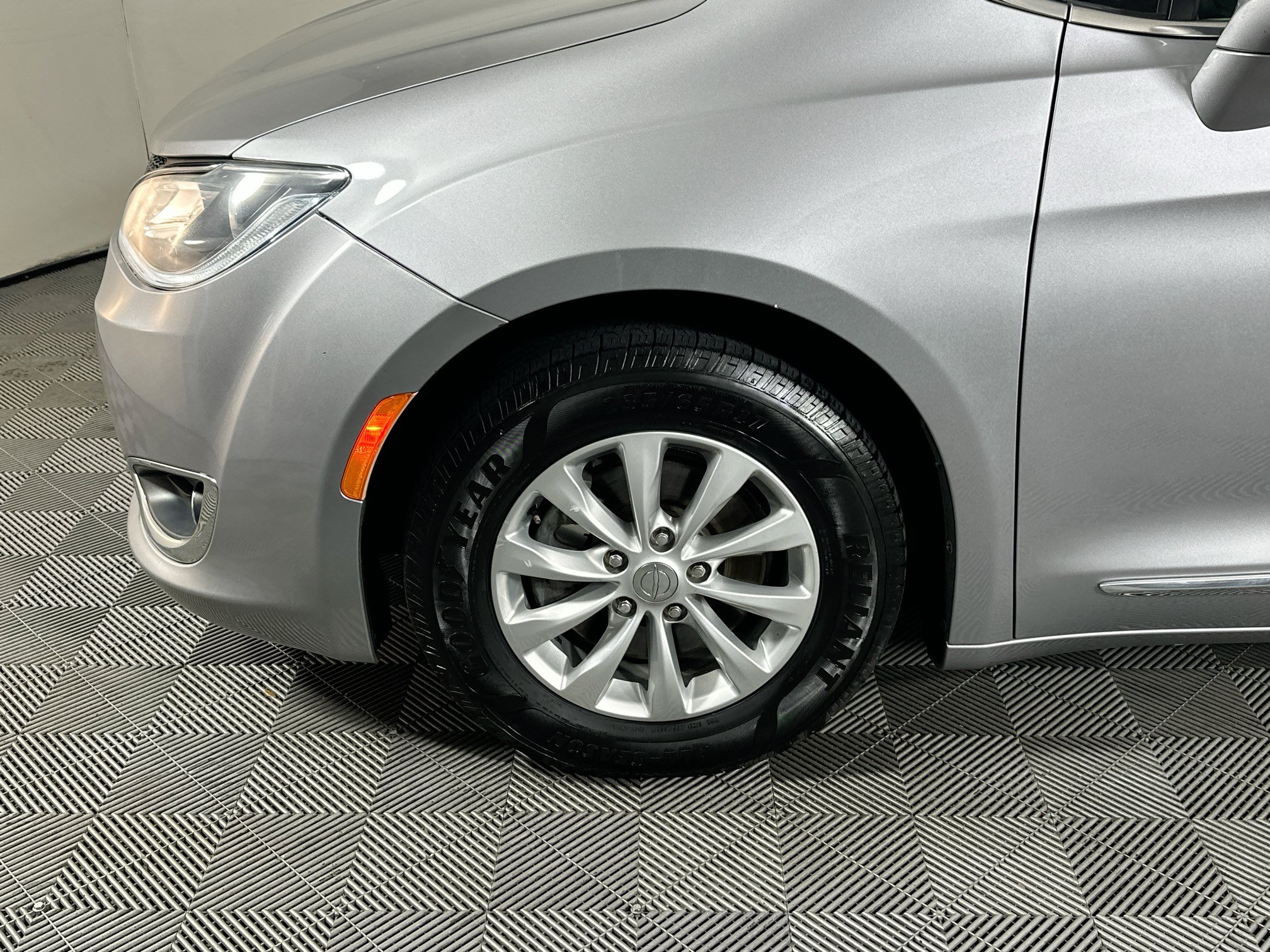 Used 2019 Chrysler Pacifica Touring-L FWD image 11