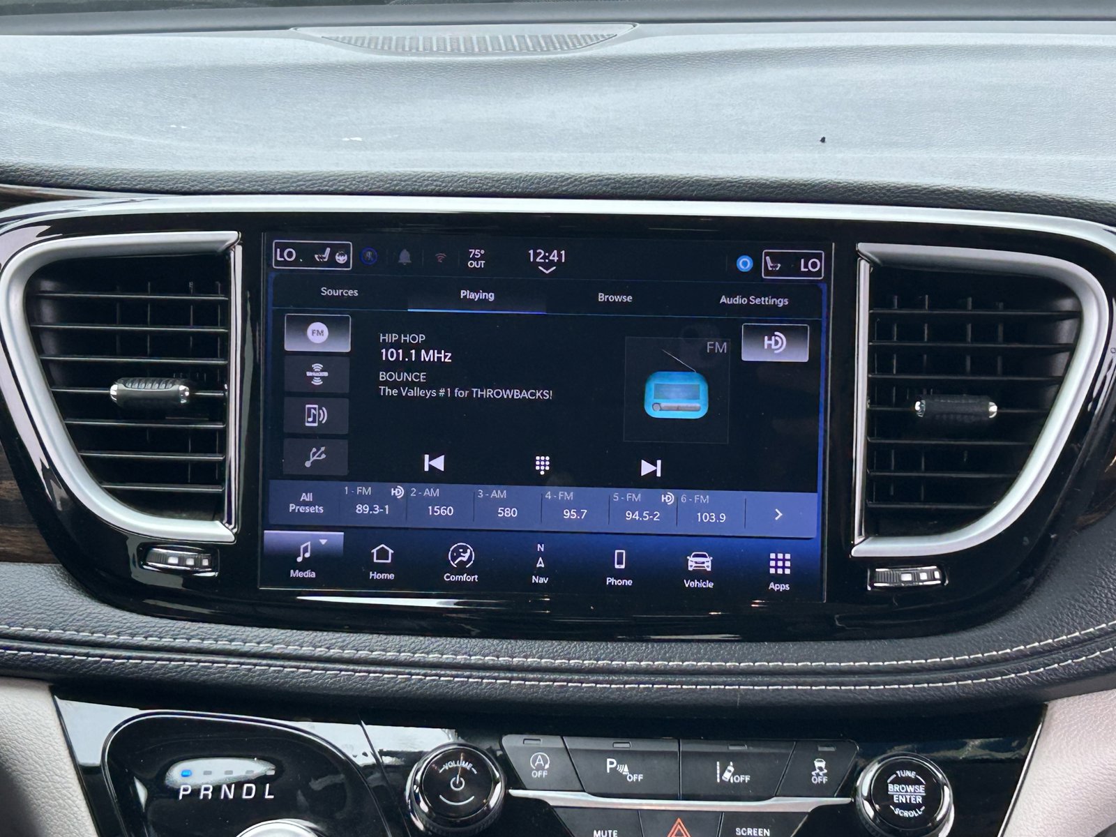 Used 2024 Chrysler Pacifica Limited FWD image 16