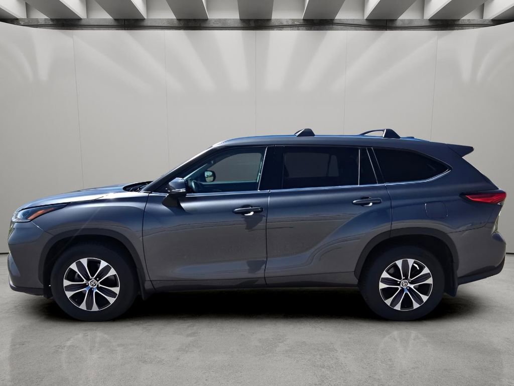 Used 2021 Toyota Highlander XLE AWD/4WD image 2