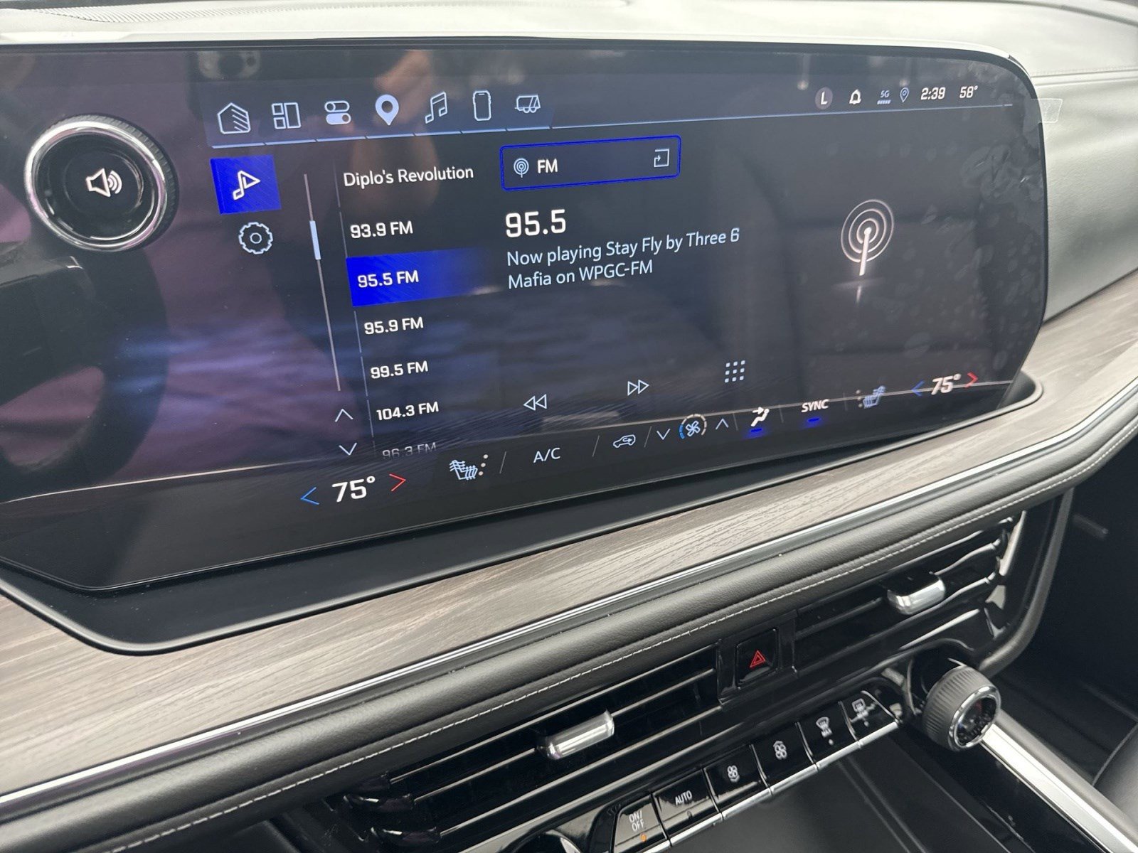 Used 2025 Chevrolet Tahoe Z71 w/ Comfort Package image 17