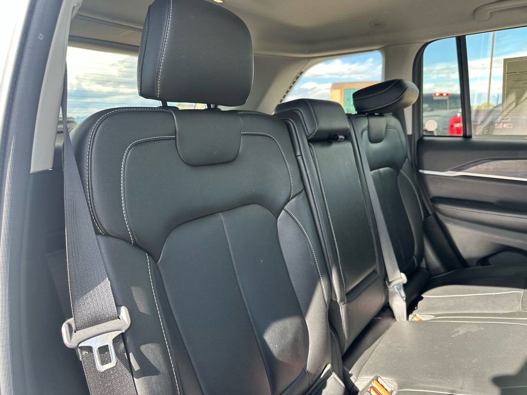 Used 2023 Jeep Grand Cherokee Limited w/ Black Appearance Package image 25