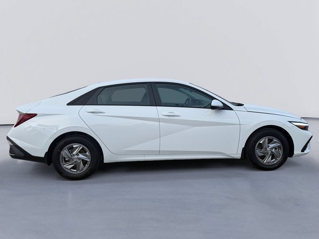 New 2026 Hyundai Elantra SE FWD image 2