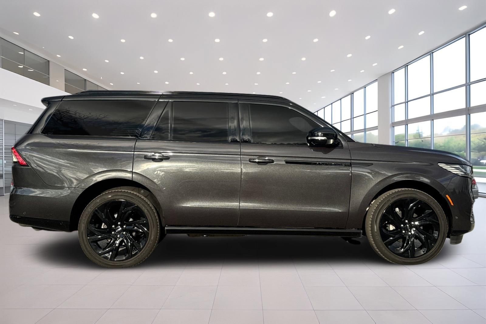 Used 2025 Lincoln Navigator Black Label image 3