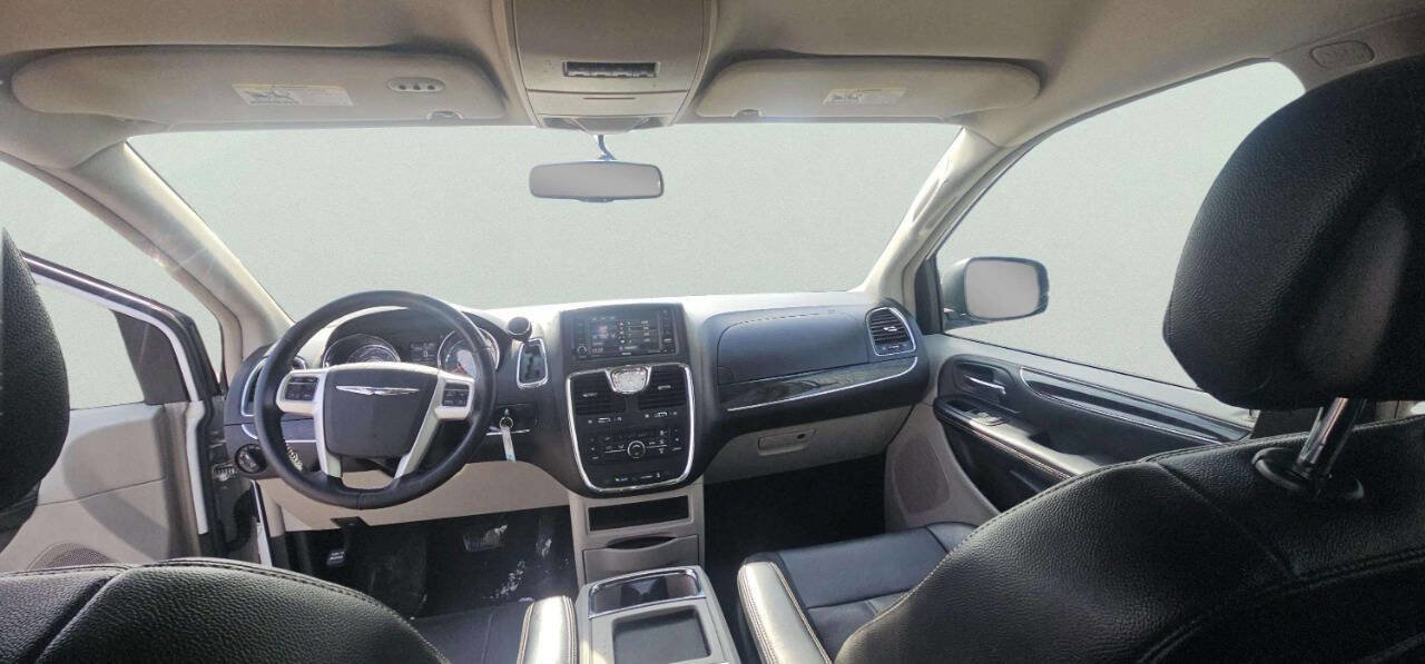 Used 2016 Chrysler Town & Country Touring image 10