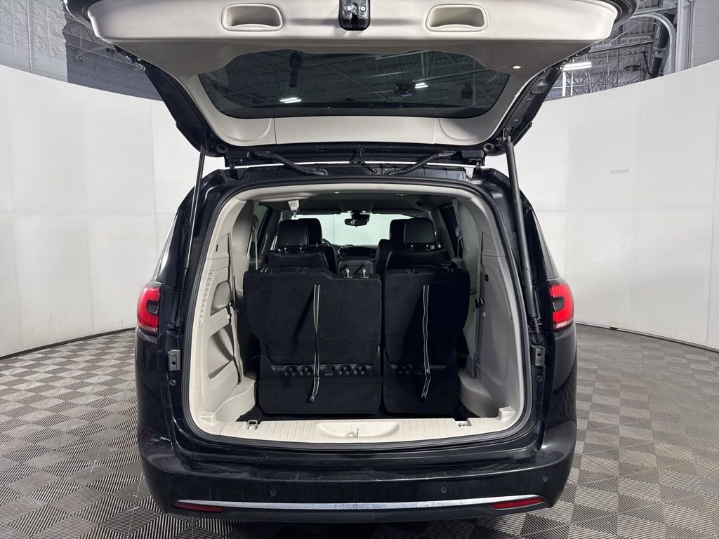 Used 2024 Chrysler Pacifica Touring-L image 9
