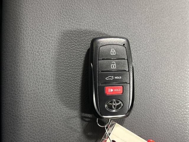 New 2026 Toyota Camry Hybrid FWD image 31