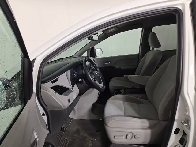 Used 2018 Toyota Sienna LE image 12