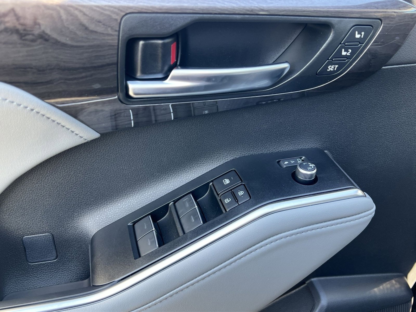 New 2026 Toyota Highlander Platinum image 10