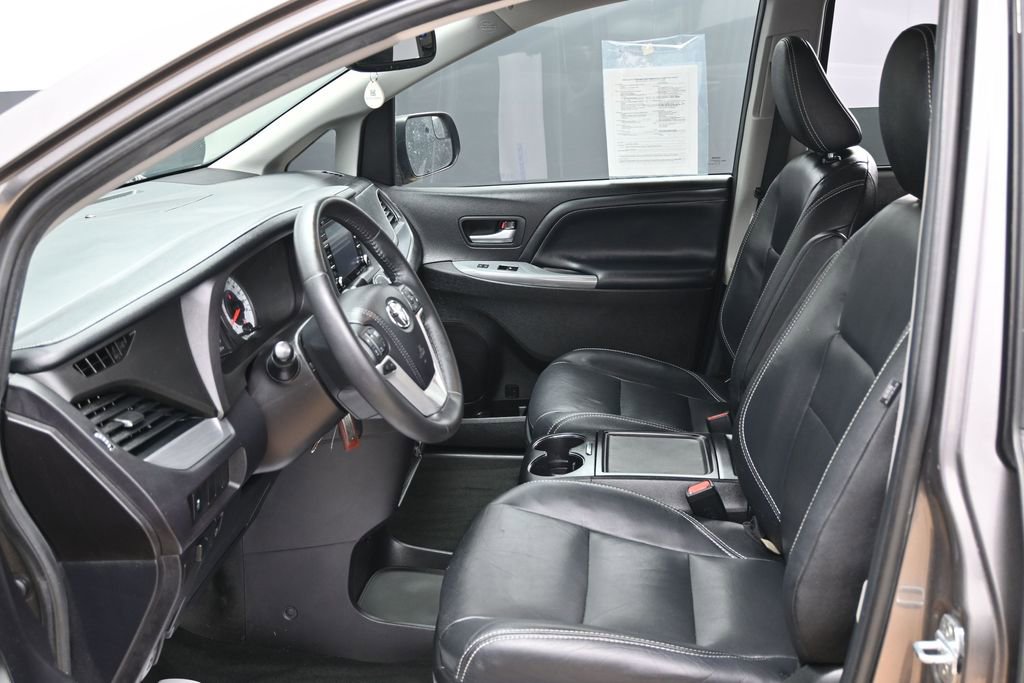 Used 2018 Toyota Sienna SE FWD image 19