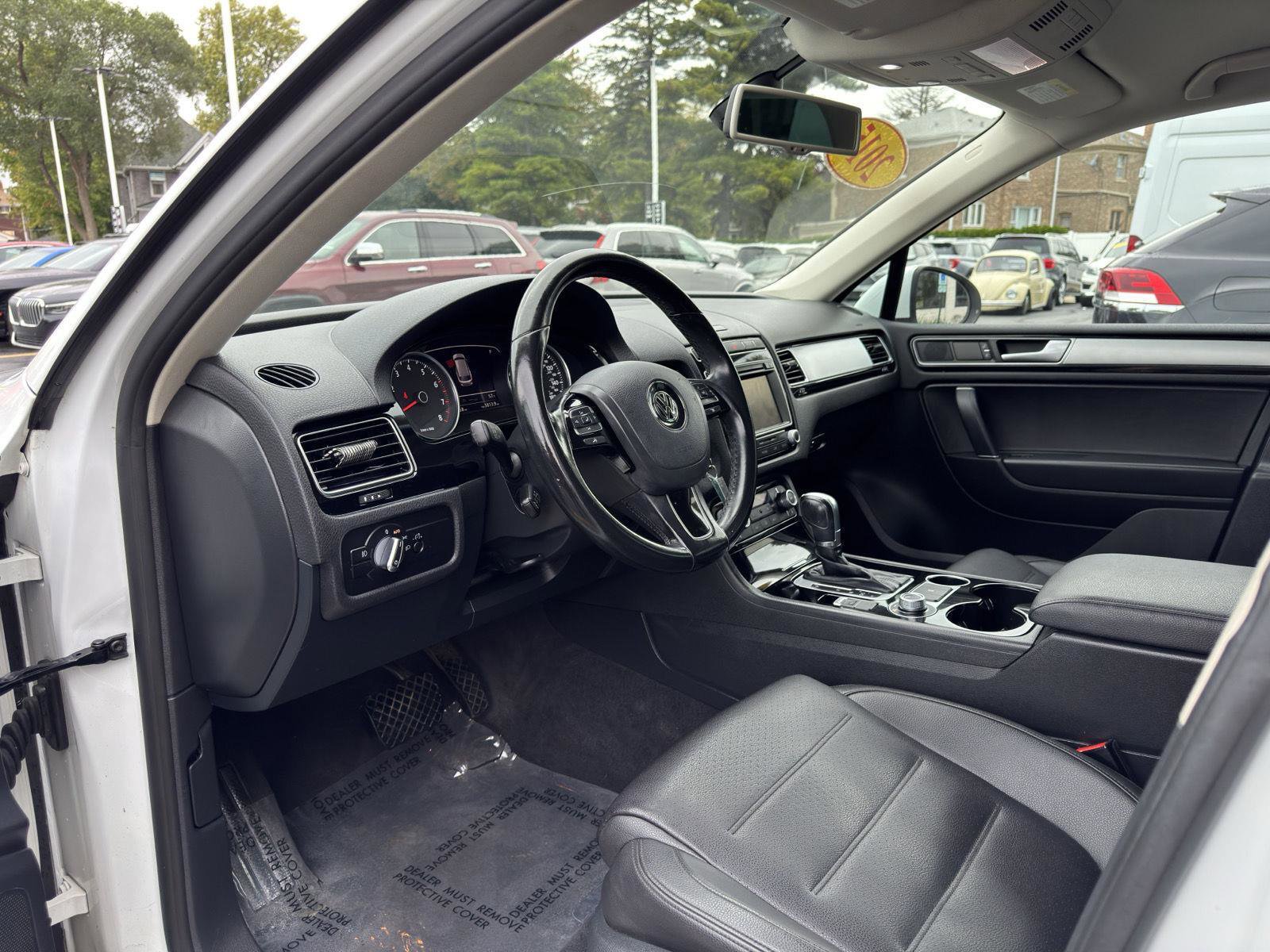 Used 2015 Volkswagen Touareg Sport image 23