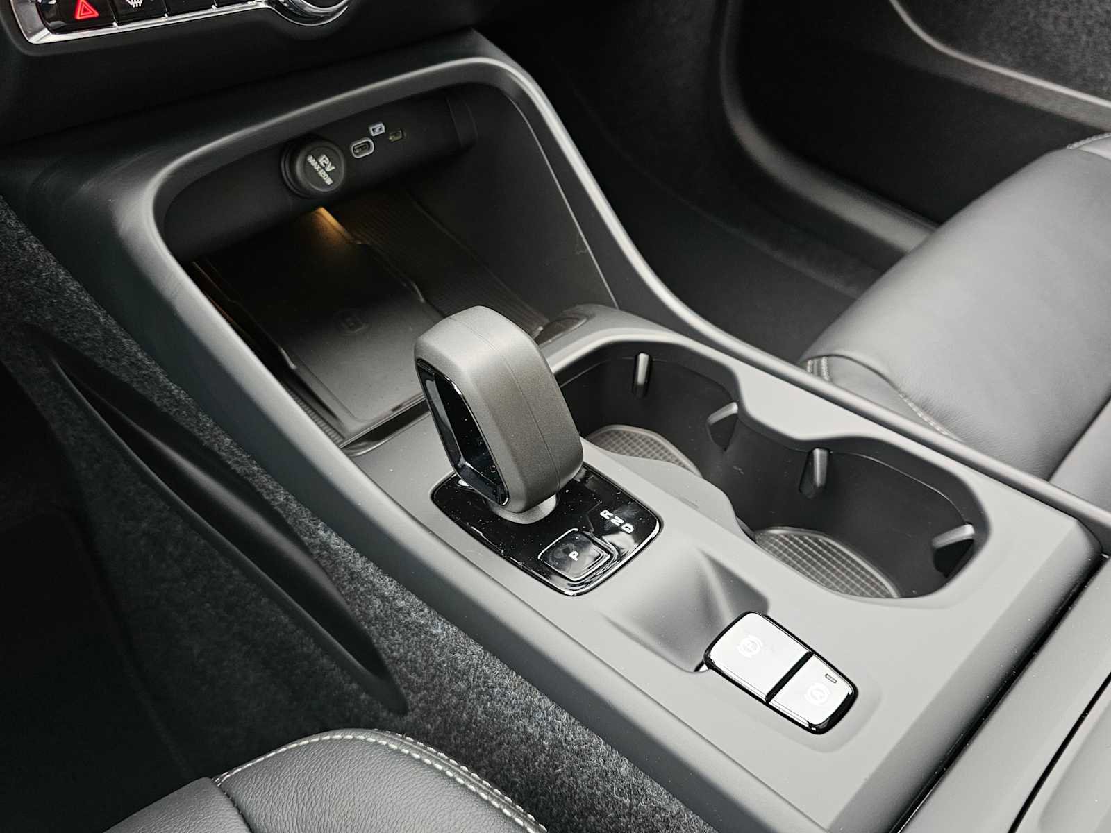 New 2026 Volvo XC40 B5 Core w/ Climate Package image 25