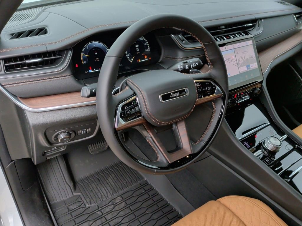New 2025 Jeep Grand Cherokee Summit image 15
