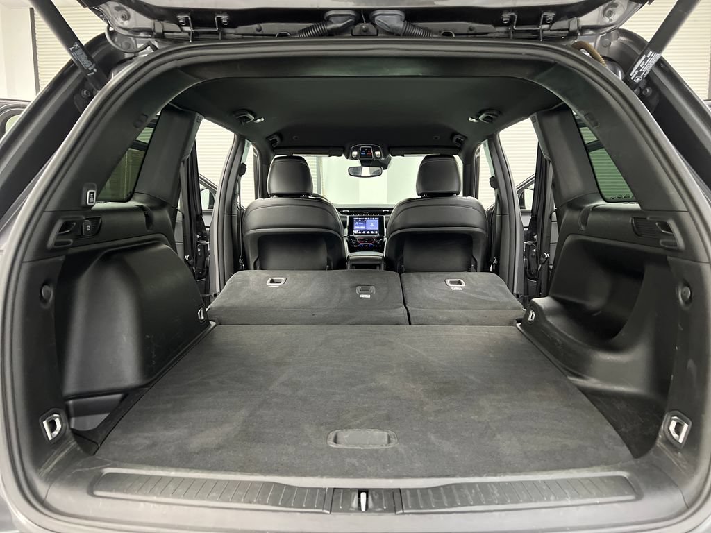Used 2024 Jeep Grand Cherokee Altitude RWD image 36
