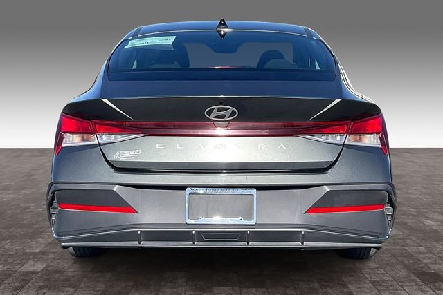 Used 2024 Hyundai Elantra SE image 4