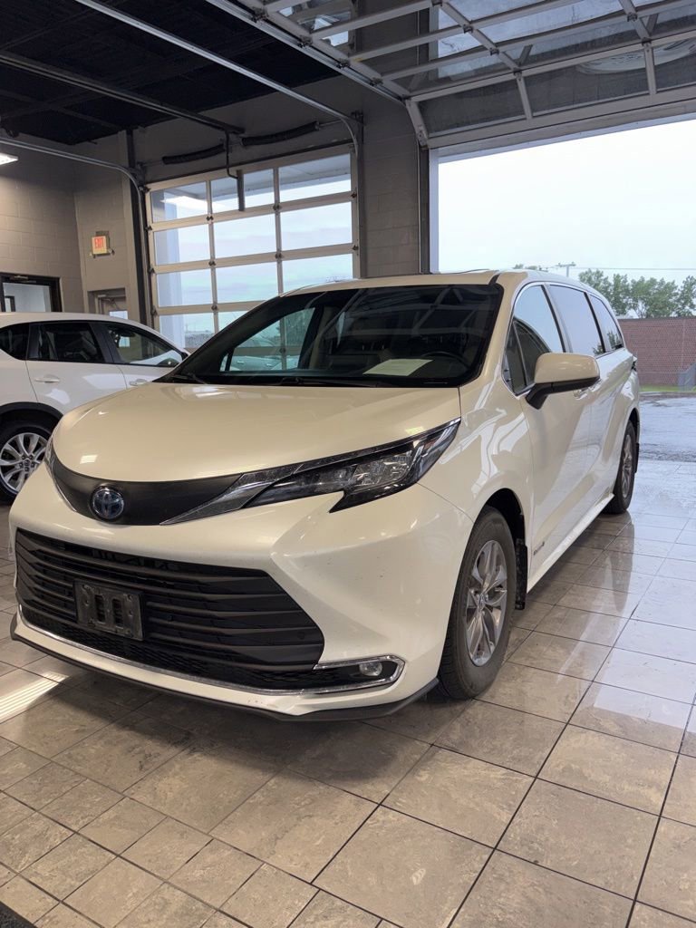 Used 2021 Toyota Sienna XLE AWD/4WD image 2