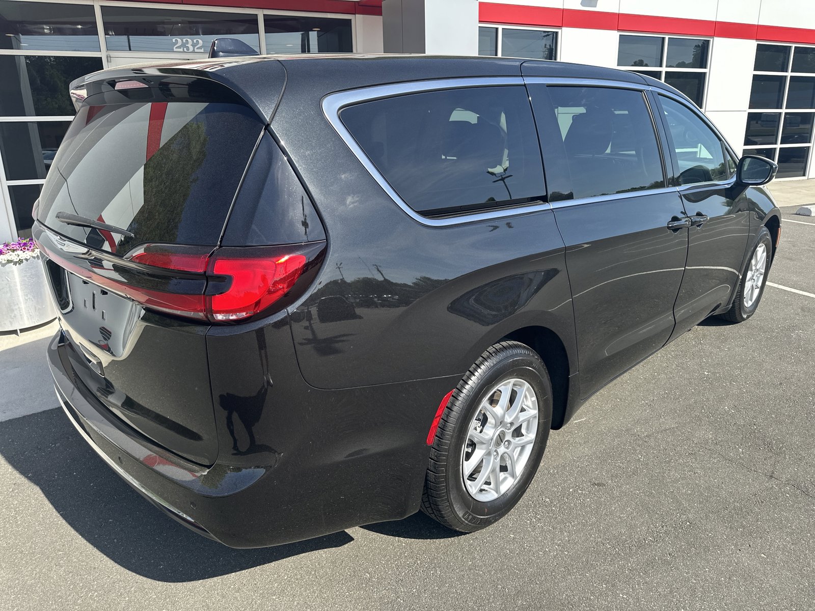 Used 2023 Chrysler Pacifica Touring-L FWD image 8