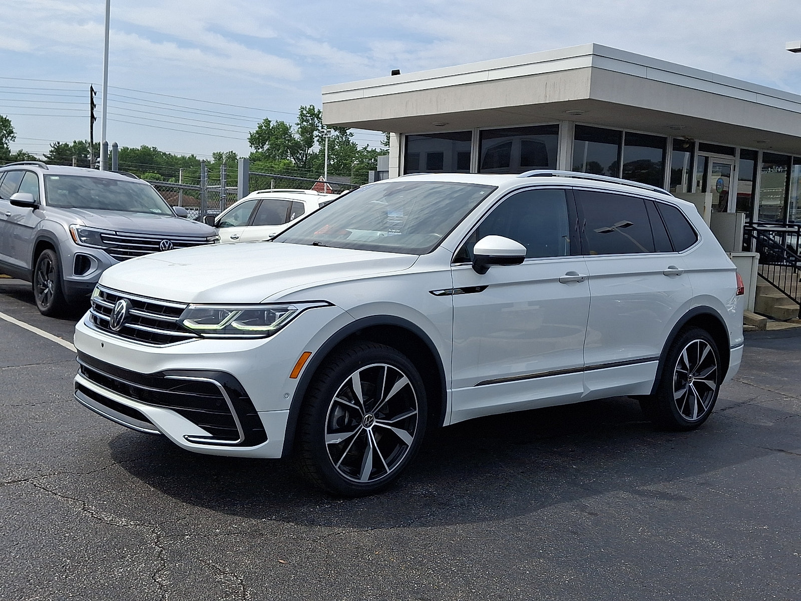 Certified 2023 Volkswagen Tiguan SEL R-Line AWD/4WD image 3