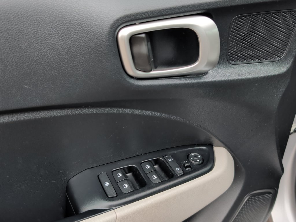 Used 2025 Hyundai Venue SEL FWD image 15