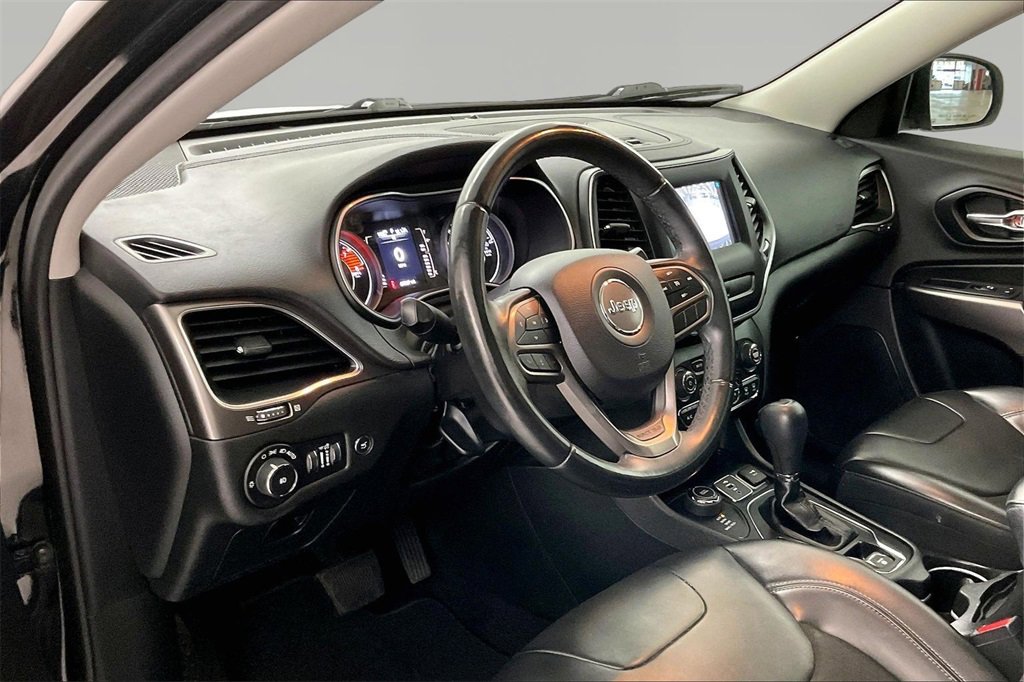 Used 2019 Jeep Cherokee Latitude Plus w/ Comfort/Convenience Group image 16