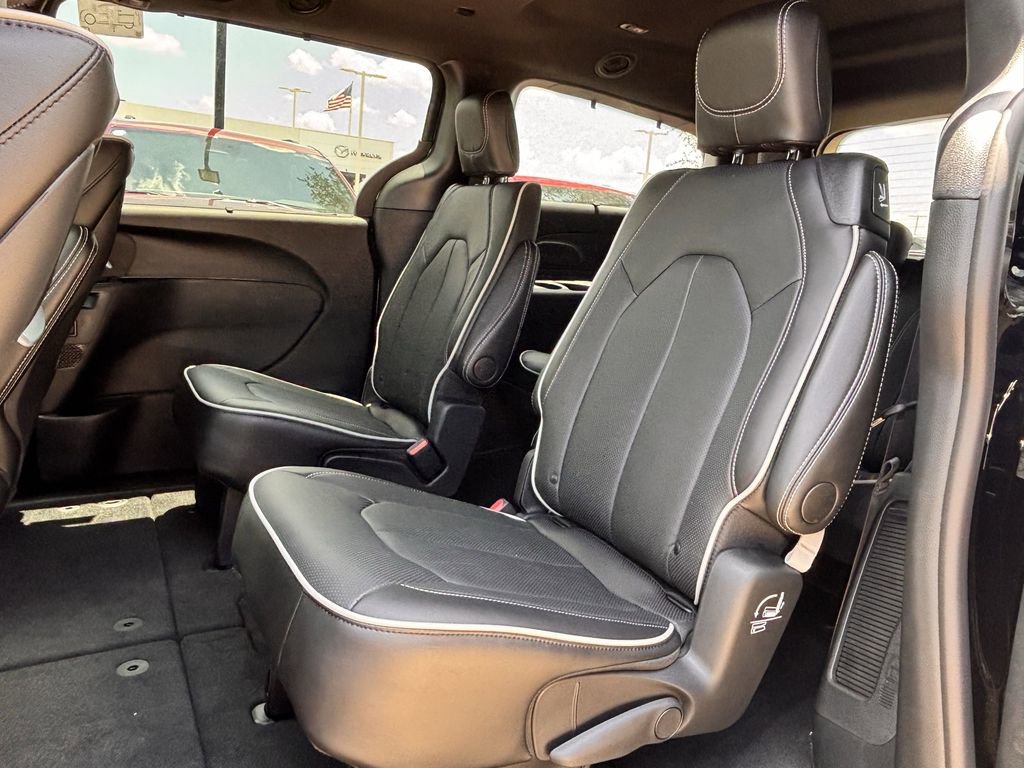 New 2025 Chrysler Pacifica Limited w/ Uconnect Theater Family Group image 23