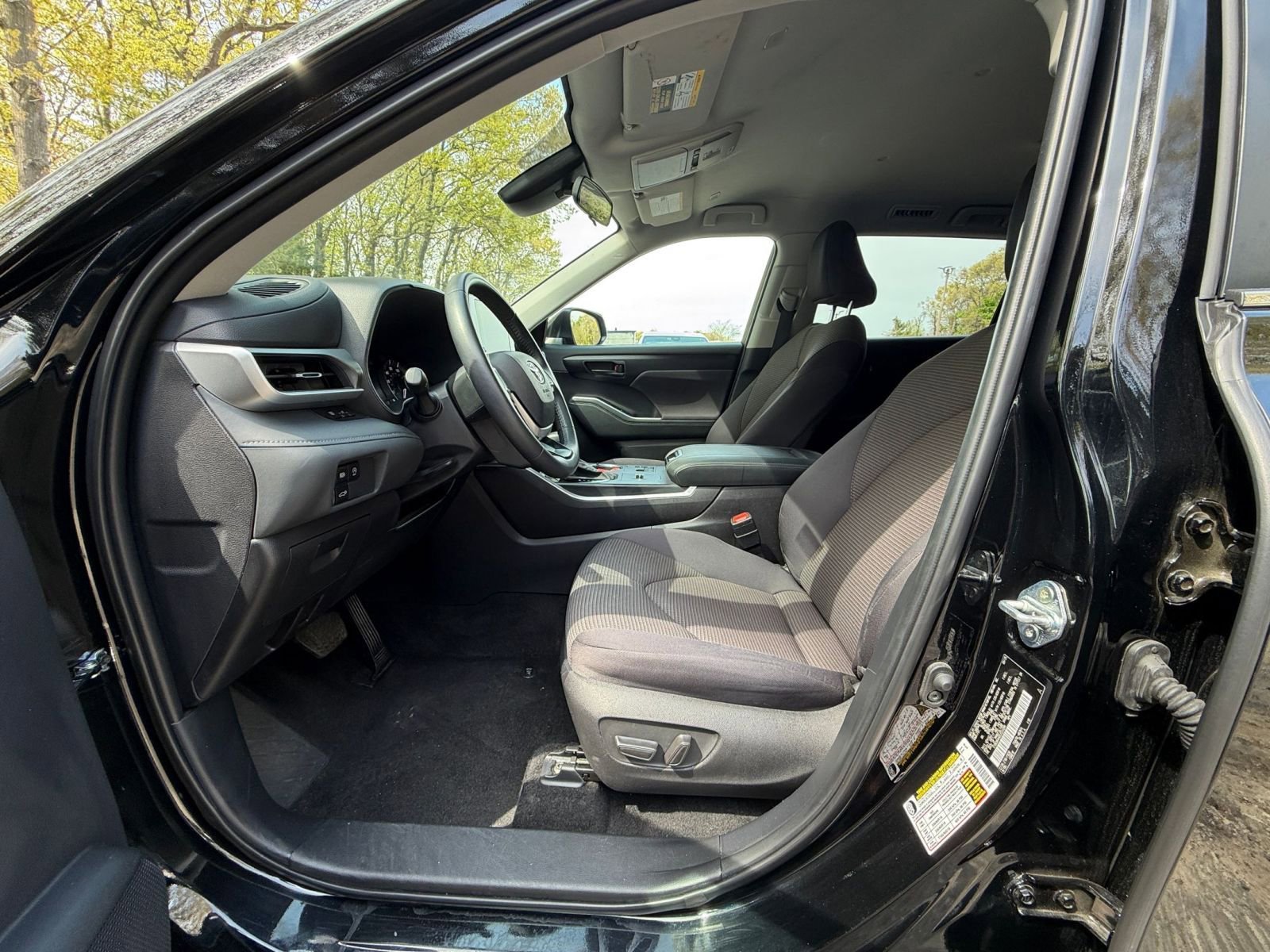 Used 2025 Toyota Highlander LE FWD image 28