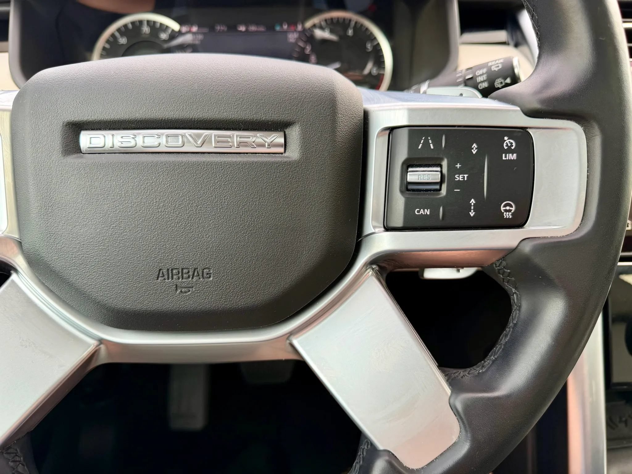 Used 2023 Land Rover Discovery S AWD/4WD image 31