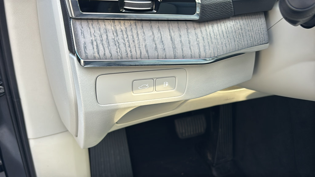 Certified 2025 Volvo XC90 T8 Plus w/ Protection Package Premier AWD/4WD image 15