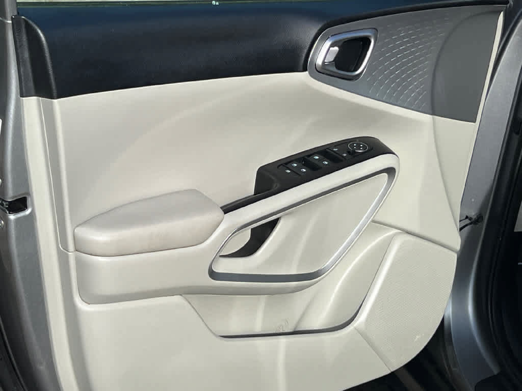 Used 2023 Kia Soul LX w/ LX Technology Package FWD image 10