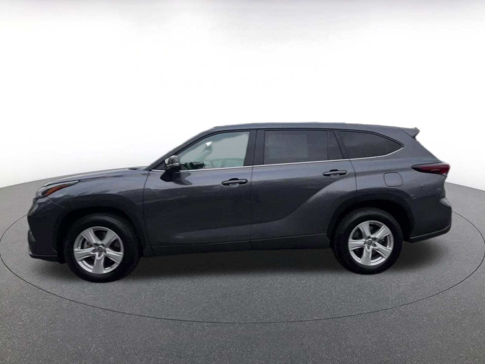 Used 2025 Toyota Highlander LE image 9