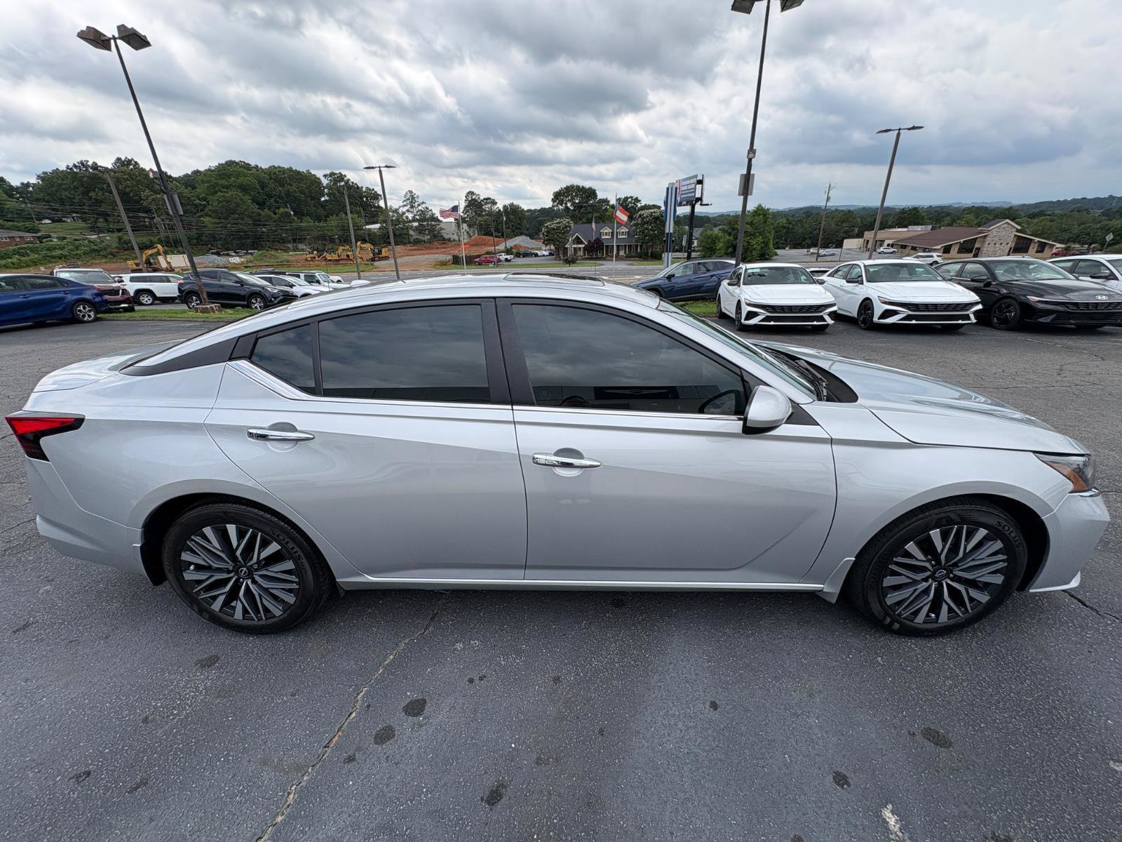 Used 2024 Nissan Altima 2.5 SV w/ SV Premium Package FWD image 5