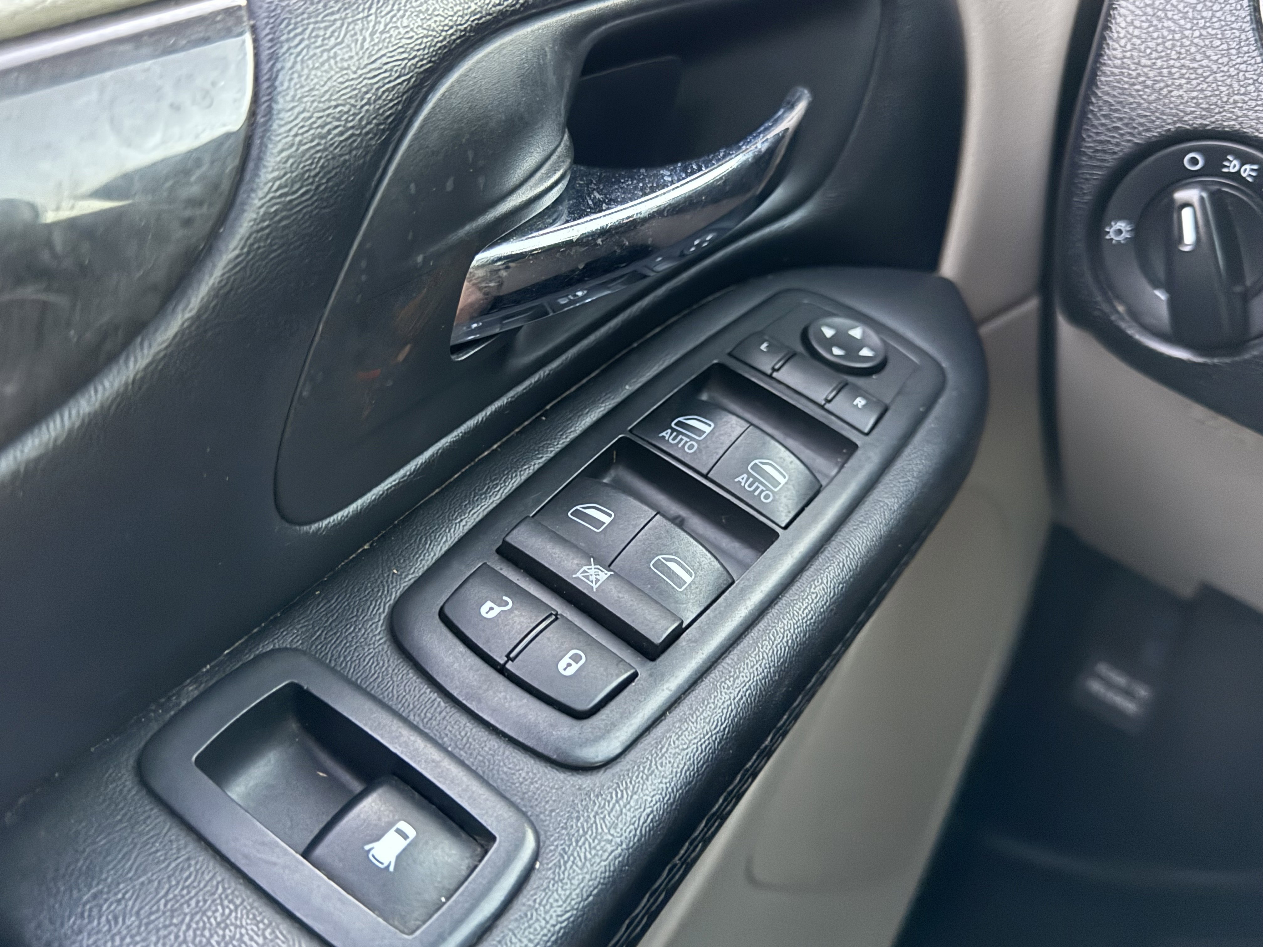 Used 2019 Dodge Grand Caravan SE image 25