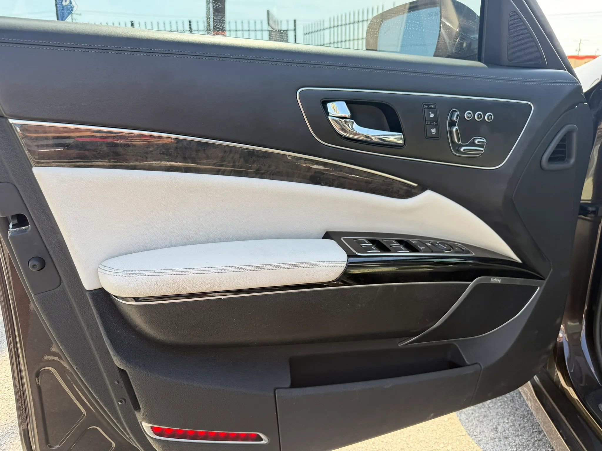 Used 2015 Kia K900 Luxury w/ VIP Package (Discontinued) RWD image 9