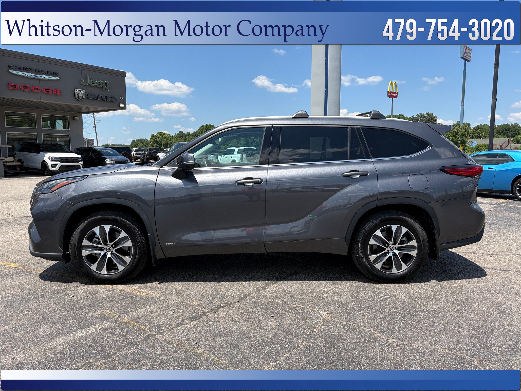 Used 2022 Toyota Highlander XLE AWD/4WD image 2